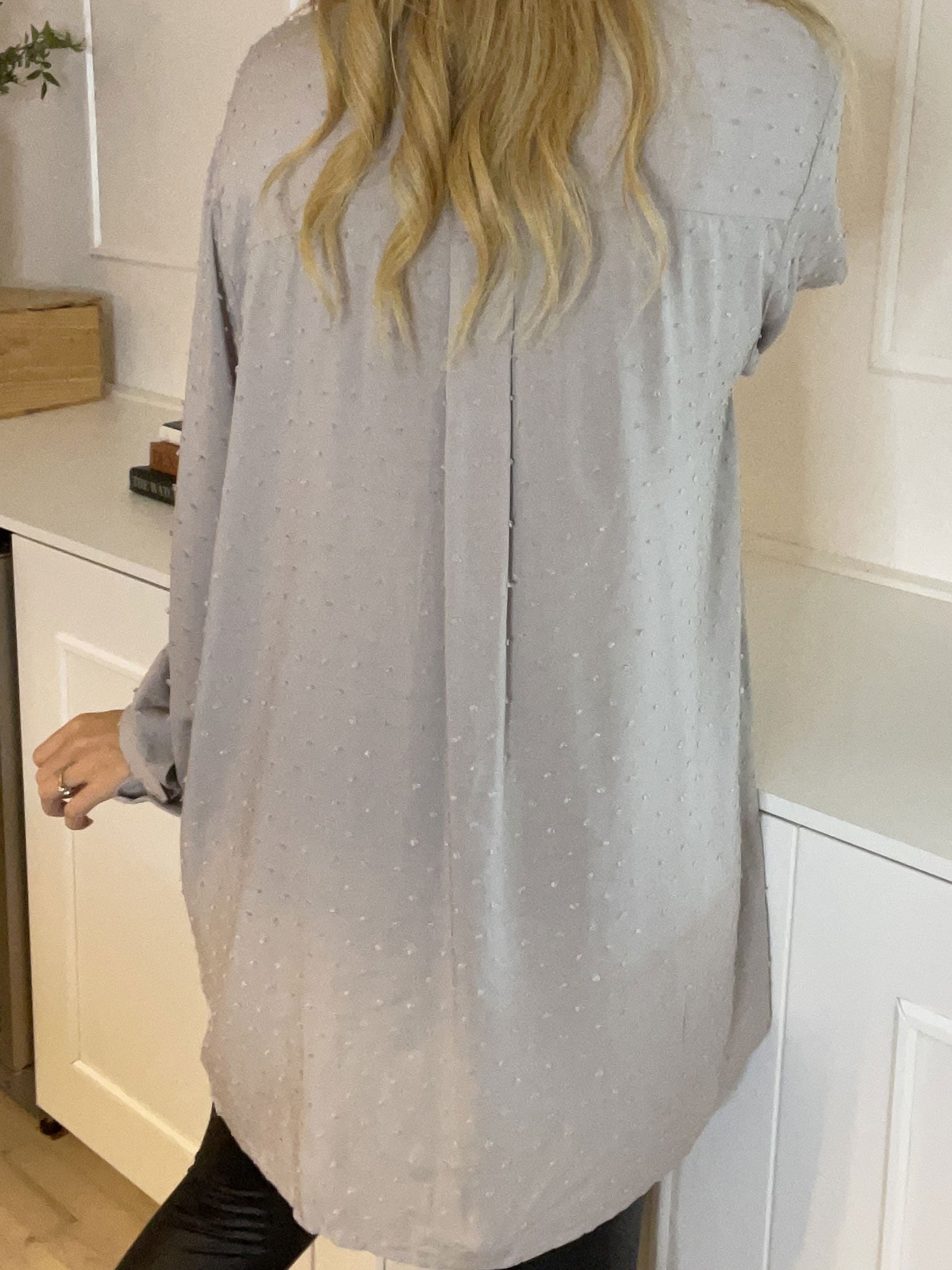 Zandra - Smuk skjorte med flæse og prikket detaljer